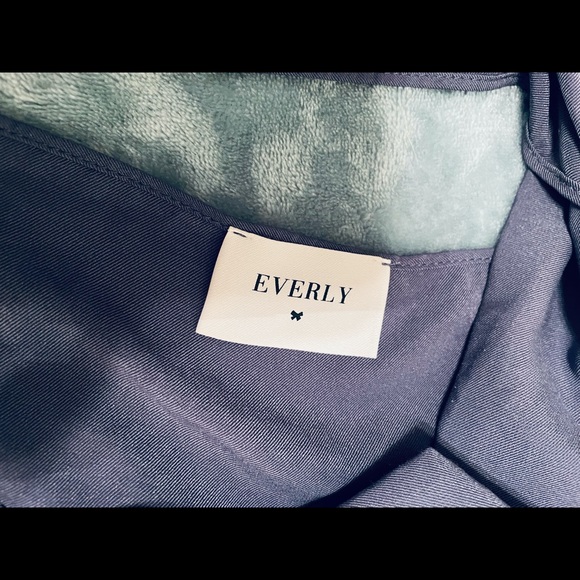 Grey deep v-neck top, flattering waist, Medium,$25 - Picture 4 of 5